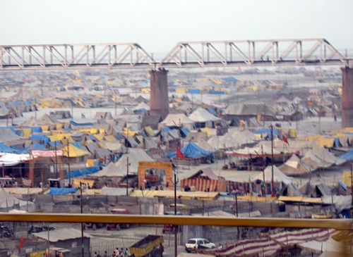 Здесь проходит Кумбха-мела. Вид с моста в Аллахабаде. Здесь проходит Кумбха-мела. Вид с моста в Аллахабаде.