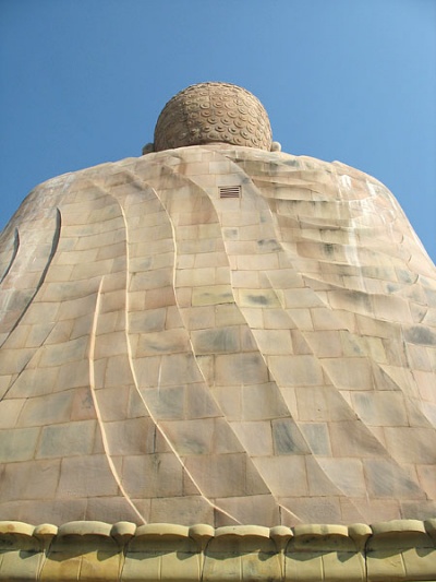 В спине у Будды есть маленькая решетка... В спине у Будды есть маленькая решетка...