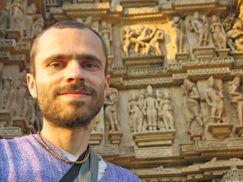 На фоне барельефов Кхаджурахо На фоне барельефов Кхаджурахо