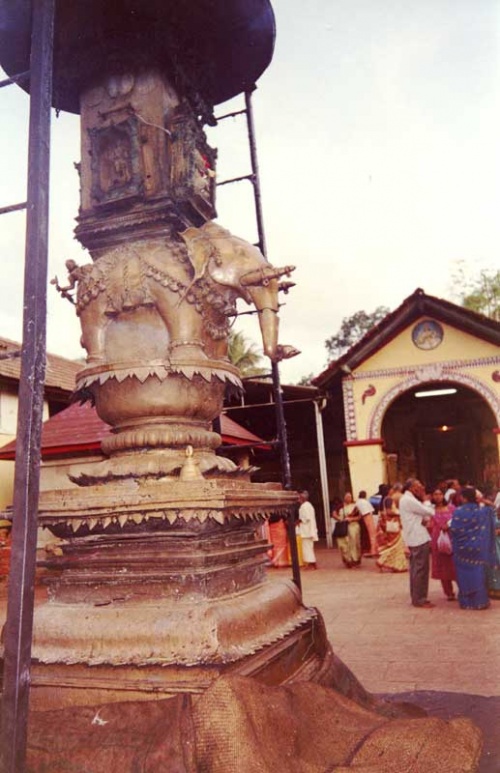 столб со слоном в храме Мукамбика столб со слоном в храме Мукамбика