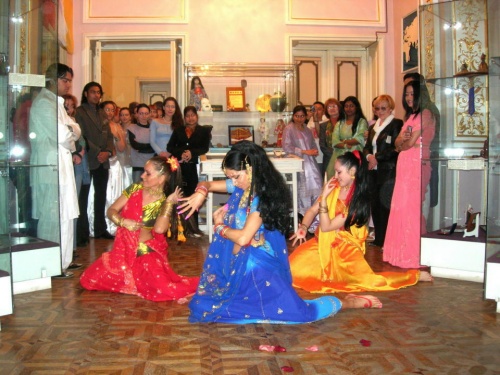 "Махарани" я в красном,в синем Джая,в желтом Аня:)