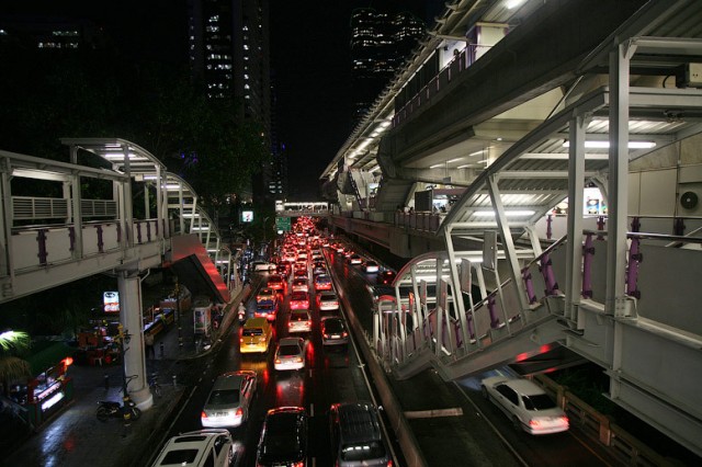 Вход в Скайтрейн (BTS) Вход в Скайтрейн (BTS)