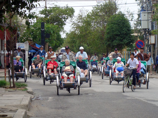 туристы на велорикшах