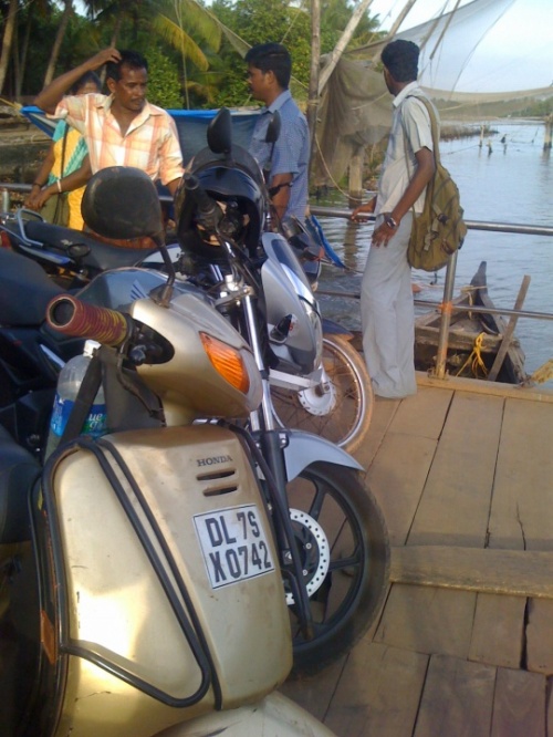 Ферри за пять рупий за один скутер. Ферри за пять рупий за один скутер.