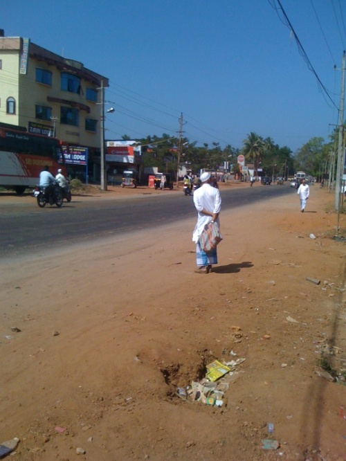 На юге все носят dhoothi. Набедренные повязке. Даже мусульмане. Способов повязать доти много больше чем повязать галстук. На юге все носят dhoothi. Набедренные повязке. Даже мусульмане. Способов повязать доти много больше чем повязать галстук.