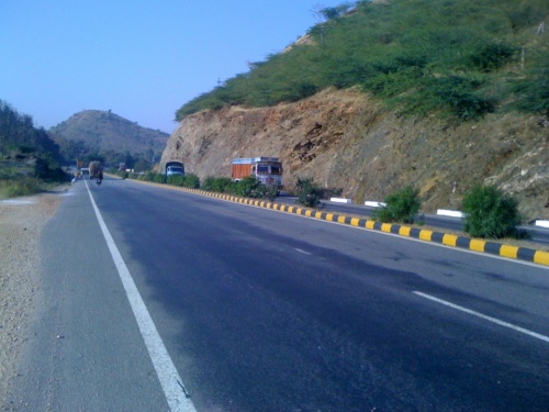 Так выглядит NH8 в Раджастане. Все платные хайвеи для двухколесных бесплатные. Состояния покрытия дорог превосходны. Так выглядит NH8 в Раджастане. Все платные хайвеи для двухколесных бесплатные. Состояния покрытия дорог превосходны.