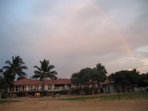 Радуга и отель Emerald Bay Радуга и отель Emerald Bay