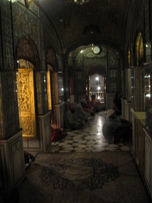 В Храме - люди часами сидят погрузившись в молитву