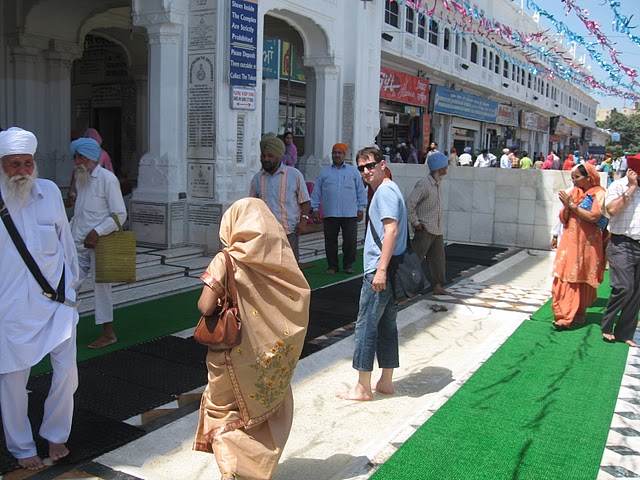 Омовение ног перед входом в Храм, за которым наблюдают стражники.