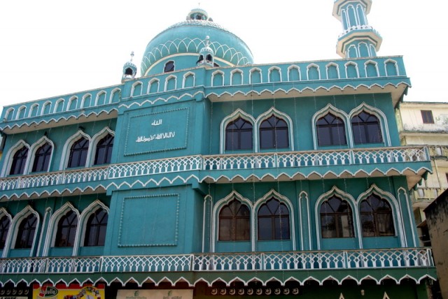 Небесная мечеть тоже украшена рекламными щитами