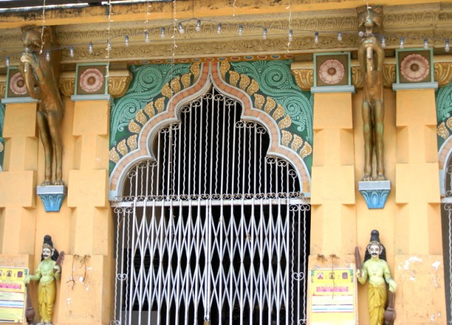 Декоративные ворота в храм