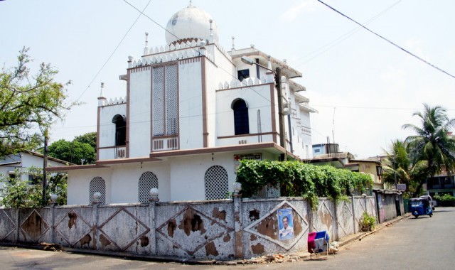 Красивая мечеть за некрасивым забором