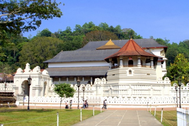 Храм Зуба Будды построен на территории королевского дворца