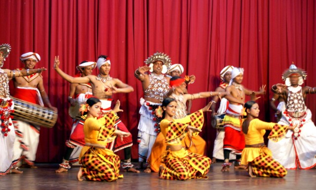 Танец в традиционных кандийских костюмах