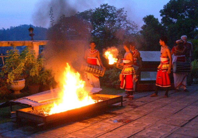 Ритуальный танец - хождение по горящим углям – дар богине Паттини