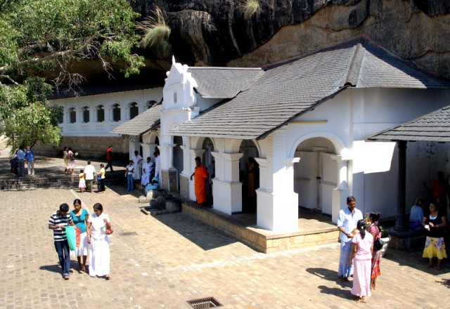 Посетители прохаживаются и ждут, когда откроют пещеры Храма