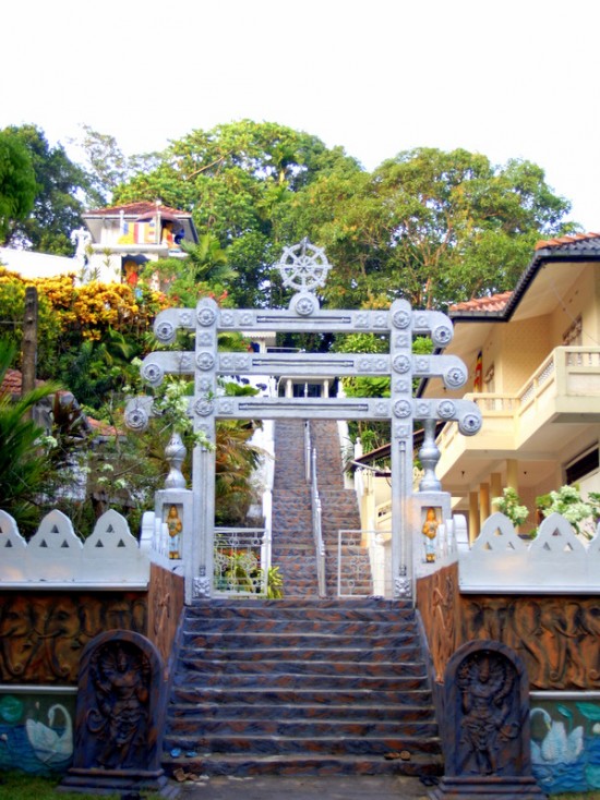 Вход в буддистский храм