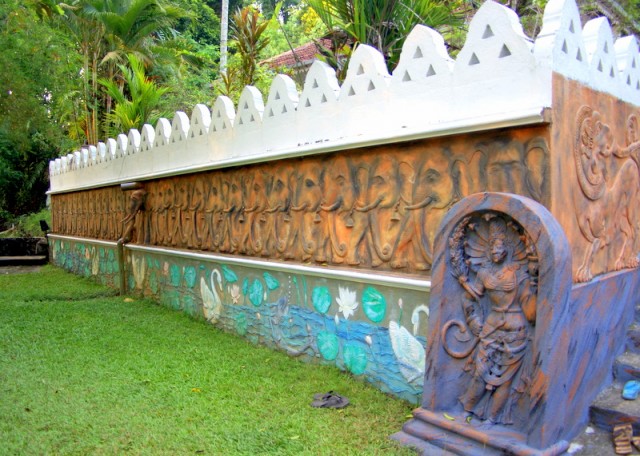 Каменный забор вокруг храма