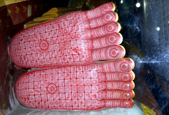 Красноречивые подошвы Будды, покрытые перламутром, на них изображены 108 благоприятных знаков