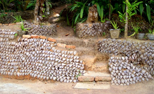 Ступеньки украшены скорлупой кокоса