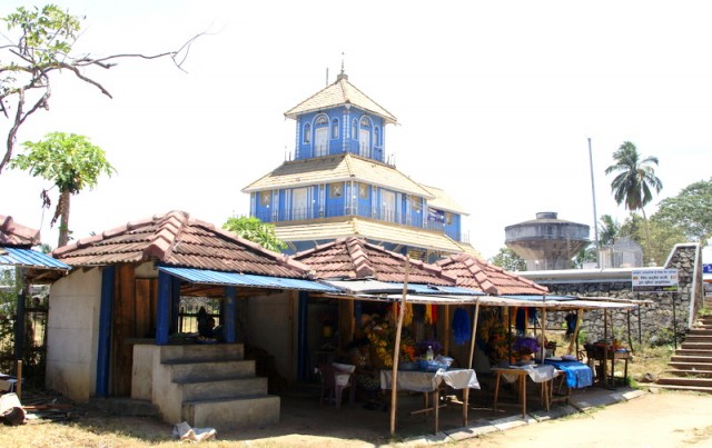 Рынок, храм и водонапорная башня