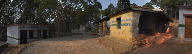 если подниматься на гору сразу от Рудрапраяга, то там будет не храм, а школа с разрушенными зданиями