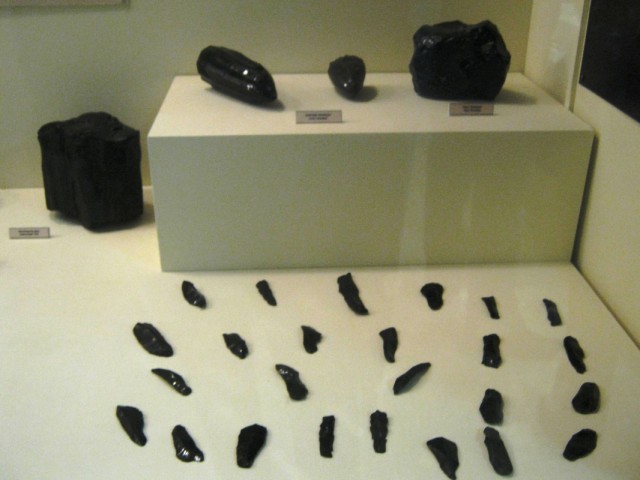 первобытные орудия труда изготовлены из местного черного камня обсидиана. Сейчас из него делают украшения.