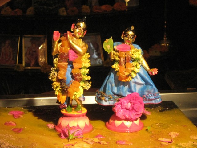 Радхарани и Кришна во время абхишеки