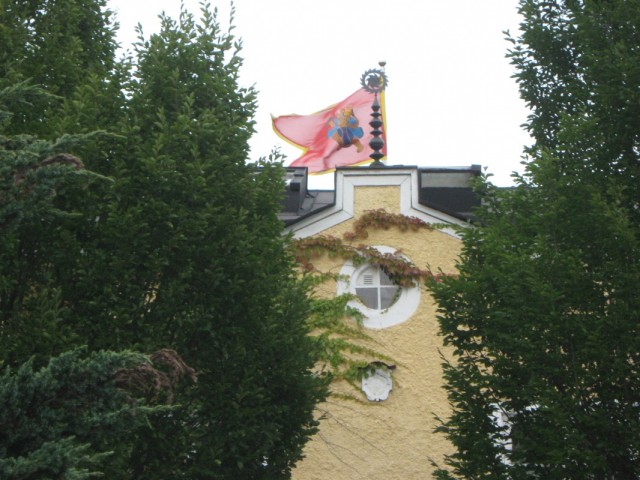 На здании флаг с Хануманом На здании флаг с Хануманом