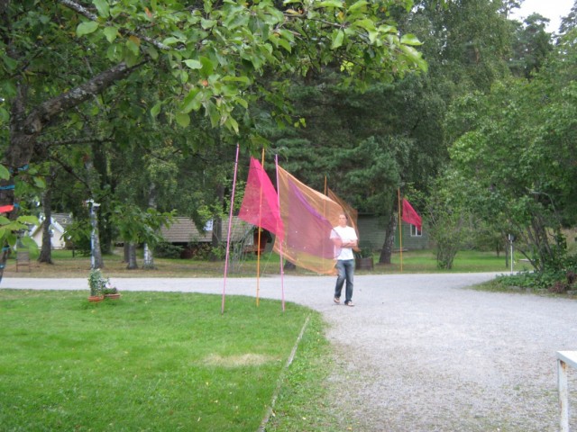 Там и сям развеваются вот такие прозрачные ткани, то ли флаги, то ли некая имитация сари многочисленных подруг царицы сегодняшнего торжества Там и сям развеваются вот такие прозрачные ткани, то ли флаги, то ли некая имитация сари многочисленных подруг царицы сегодняшнего торжества