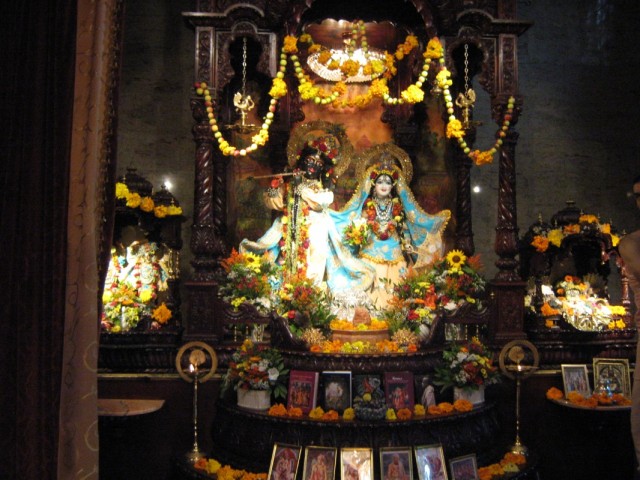 Шри-Шри Гандхарвика - Гиридхари Шри-Шри Гандхарвика - Гиридхари