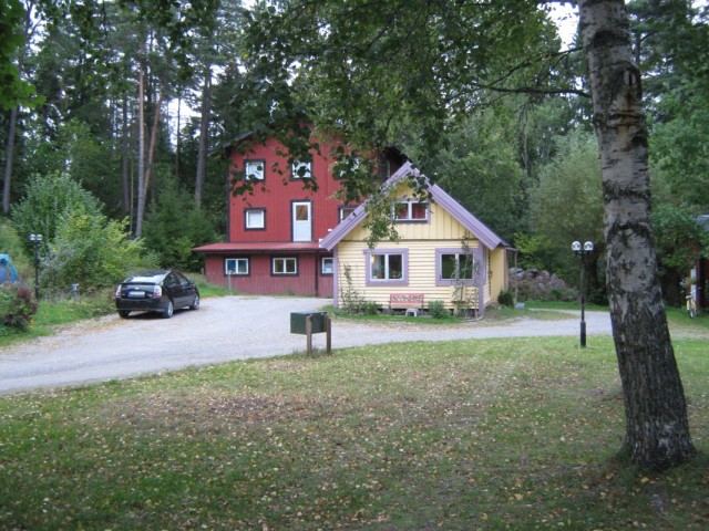 Здесь живут преданные, занятые служением в Кошнасе Здесь живут преданные, занятые служением в Кошнасе