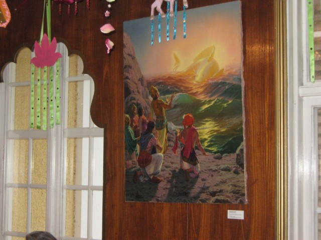 На стенах висят красочные картины ставшие иллюстрациями к книгам На стенах висят красочные картины ставшие иллюстрациями к книгам