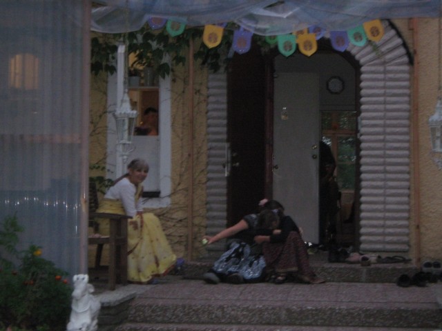 О чём-то шепчутся подружки О чём-то шепчутся подружки