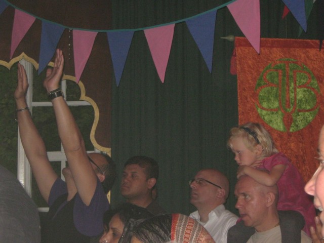 Киртан у папы на плечах Киртан у папы на плечах