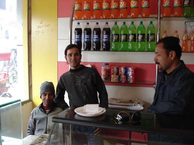 Обслуживающий персонал)) Обслуживающий персонал))