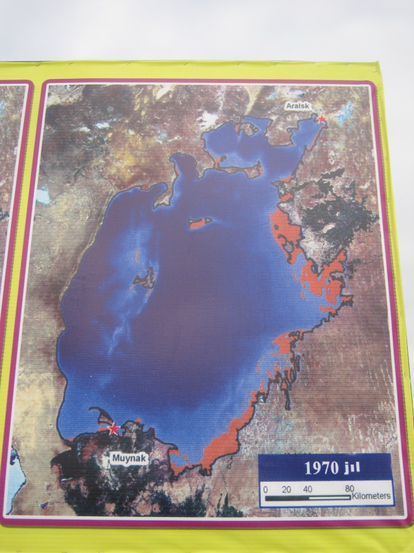 Так Арал выглядел в 1970. Порт Муйнак стоит на самом берегу Аральского моря.