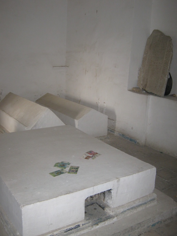 Мавзолей Тугли-Тукин (1372). Построен в честь матери Амира Хусайна - одного из полководцев армии Тимура. Позже здесь похоронен и сам Хусайн.