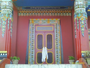 на фото: вход в храм защитников монастыря