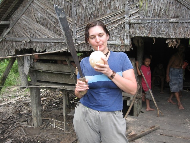 Наташа пьет кокос