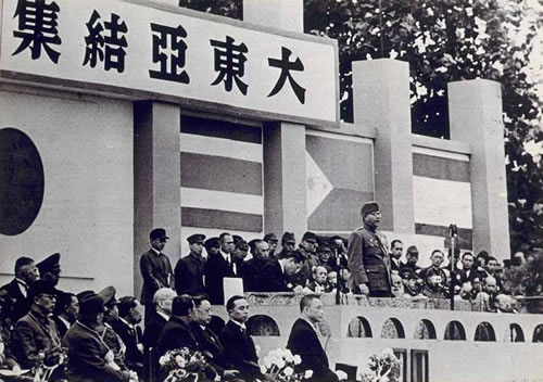 Чандра Босе читает речь посвящённую пан-азиатскому единству против европейских колониалистов под защитой Императорской Японии. Токио. 1945 год.