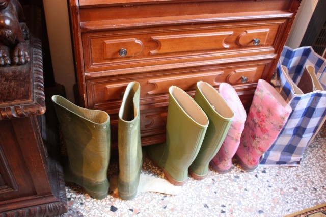 Резиновые сапоги в прихожей..Наводнения зимой так часто бывают Резиновые сапоги в прихожей..Наводнения зимой так часто бывают