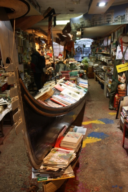 А это настоящая гандола с книгами в магазине хозяина квартиры А это настоящая гандола с книгами в магазине хозяина квартиры