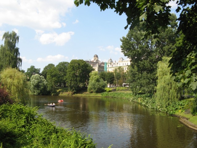 В парке на канале В парке на канале