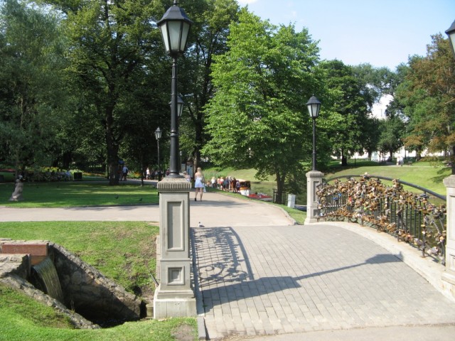 Мостик Влюблённых с навесными замками Мостик Влюблённых с навесными замками