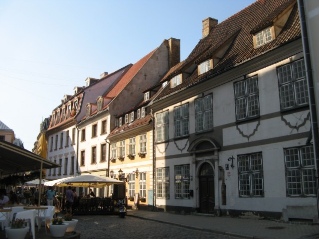 Почти все иностранцы вежливо смущались и тактично спешили уйти из кадра, замечая камеру в своём направлении, и только русские нарочно лезли в кадр... Почти все иностранцы вежливо смущались и тактично спешили уйти из кадра, замечая камеру в своём направлении, и только русские нарочно лезли в кадр...