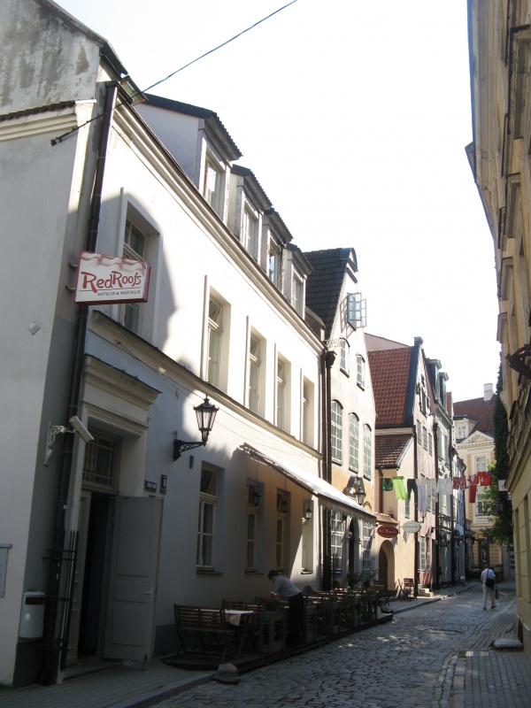 потом звали в него своих стрёмных подруг... Потом долго и глумливо изучали фотки, поглядывая на меня, застывшего со взведённым фотиком... потом звали в него своих стрёмных подруг... Потом долго и глумливо изучали фотки, поглядывая на меня, застывшего со взведённым фотиком...