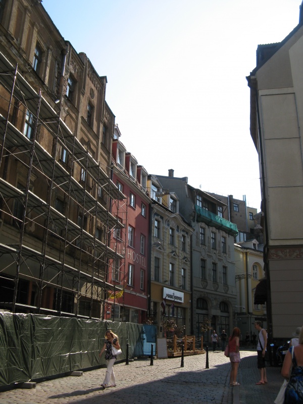 Потом всё же победно задрав тупое рыло сваливали (на фото не они. Эти - нормальные), и удавалось спокойно пофотать старинные рижские улочки... Потом всё же победно задрав тупое рыло сваливали (на фото не они. Эти - нормальные), и удавалось спокойно пофотать старинные рижские улочки...