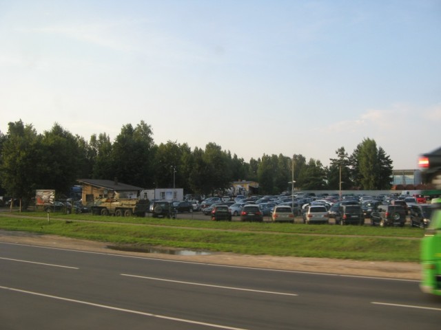 БТР на парковке... БТР на парковке...