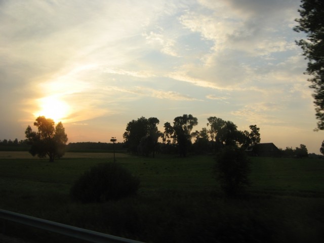 Слева, в свете солнца - гнездо аиста... Слева, в свете солнца - гнездо аиста...